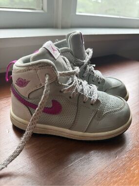 Nike Toddler High-Top Sneakers in Light Gray and Pink